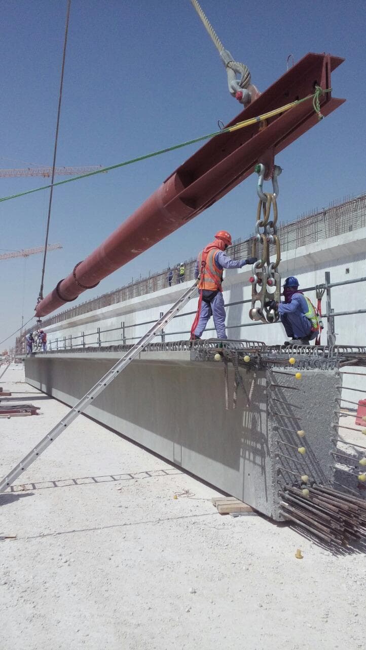 Precast girder lift with spreader beam rigging